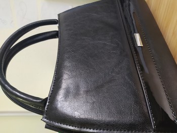 Čierna menšia kabelka do spoločnosti Royal Style s ornamentom S001